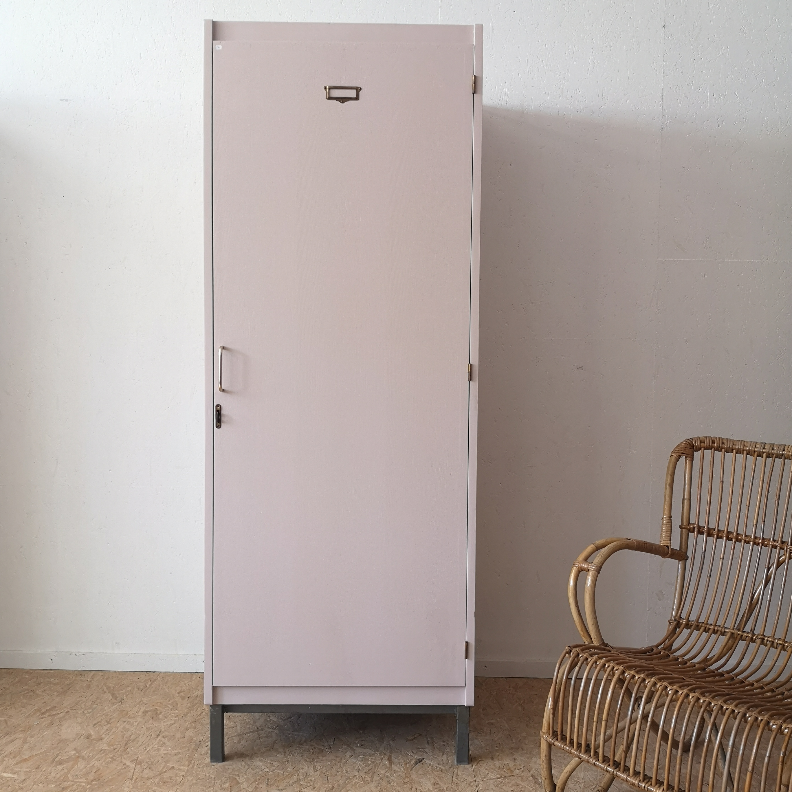 Armoire d'internat vintage revisitée en rose poudré Côte & Vintage