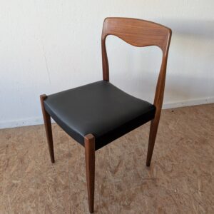 Chaise teck et simili cuir noir années 60