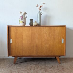 Buffet vintage chêne U-452 par Jiroutek, années 70
