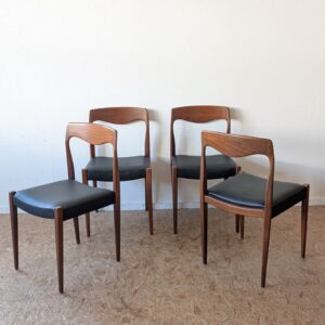 Suite de 4 chaises teck et simili cuir noir années 60