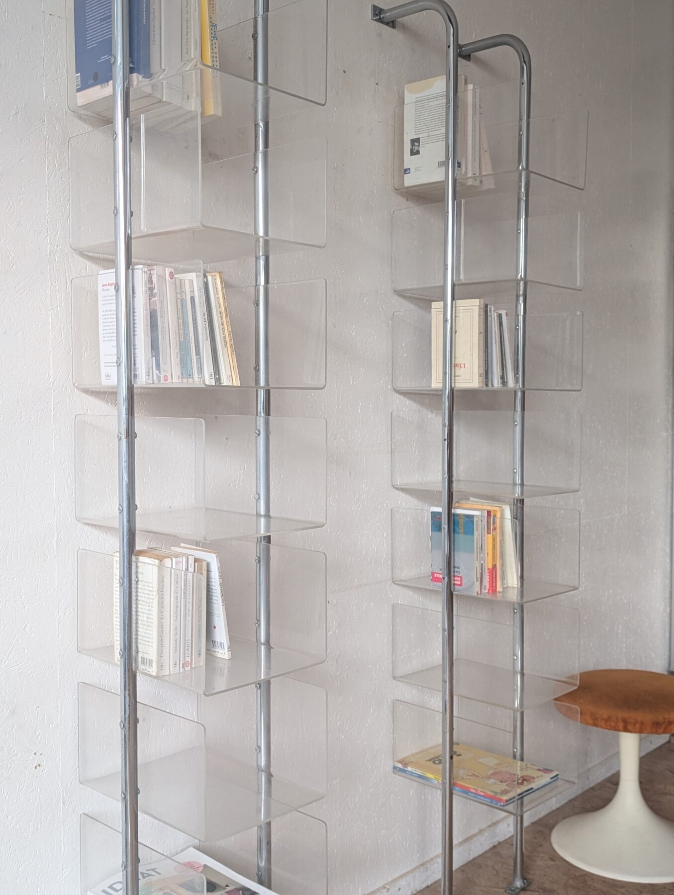 Paire de présentoirs muraux de magasin années 70 – Image 5