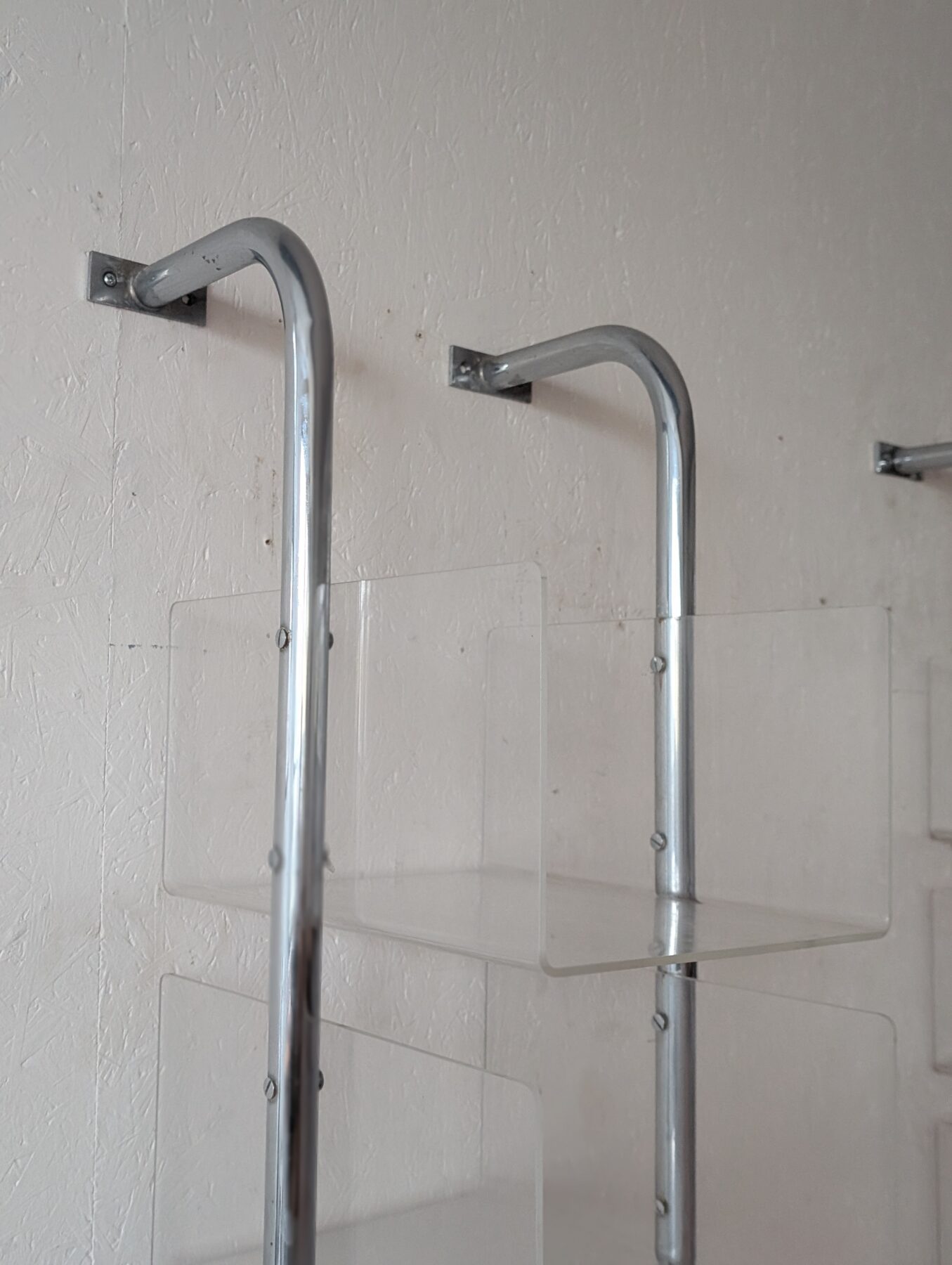 Paire de présentoirs muraux de magasin années 70 – Image 6