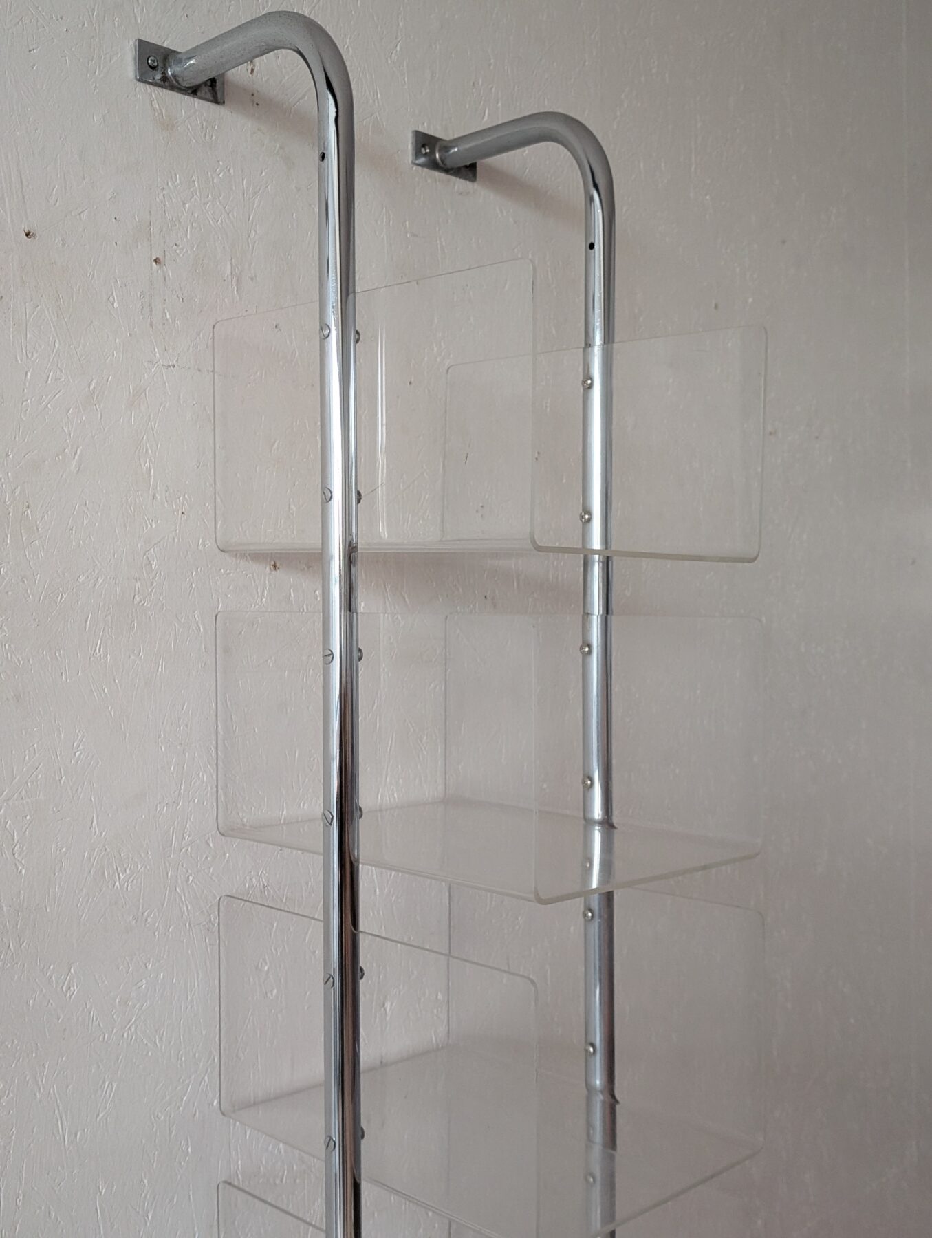 Paire de présentoirs muraux de magasin années 70 – Image 7