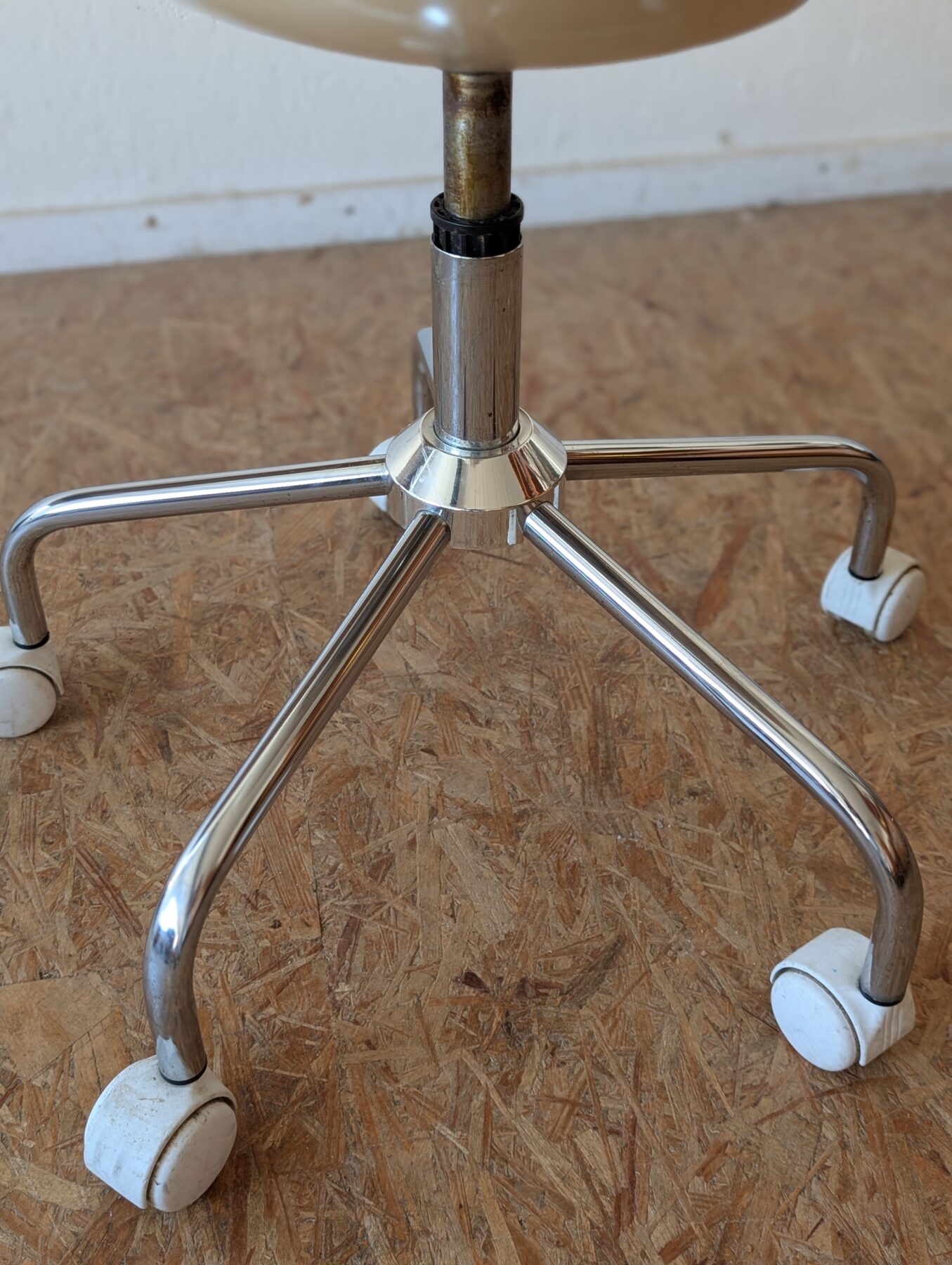 Chaise pivotante à roulettes Armet Greta, Italie, années 70 – Image 10