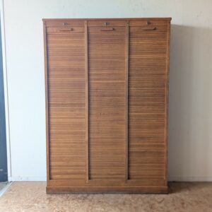 Ancien meuble de métier en chêne à rideaux