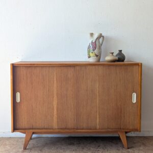 Buffet chêne U-452 par Jiroutek années 60