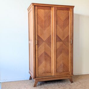 Petite armoire penderie chêne des années 60