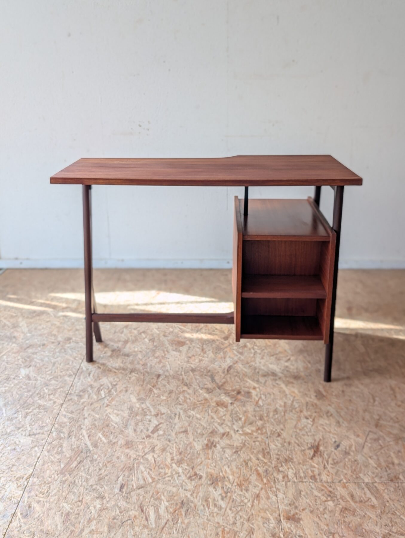 Bureau pieds compas double face années 60 – Image 4