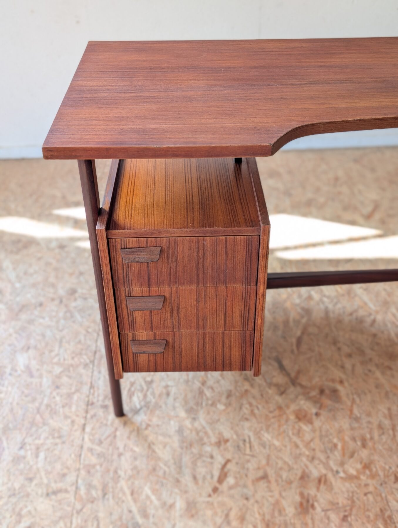 Bureau pieds compas double face années 60 – Image 6