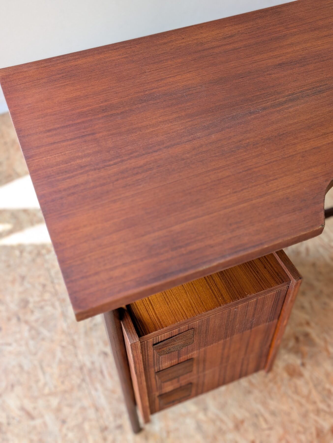 Bureau pieds compas double face années 60 – Image 7