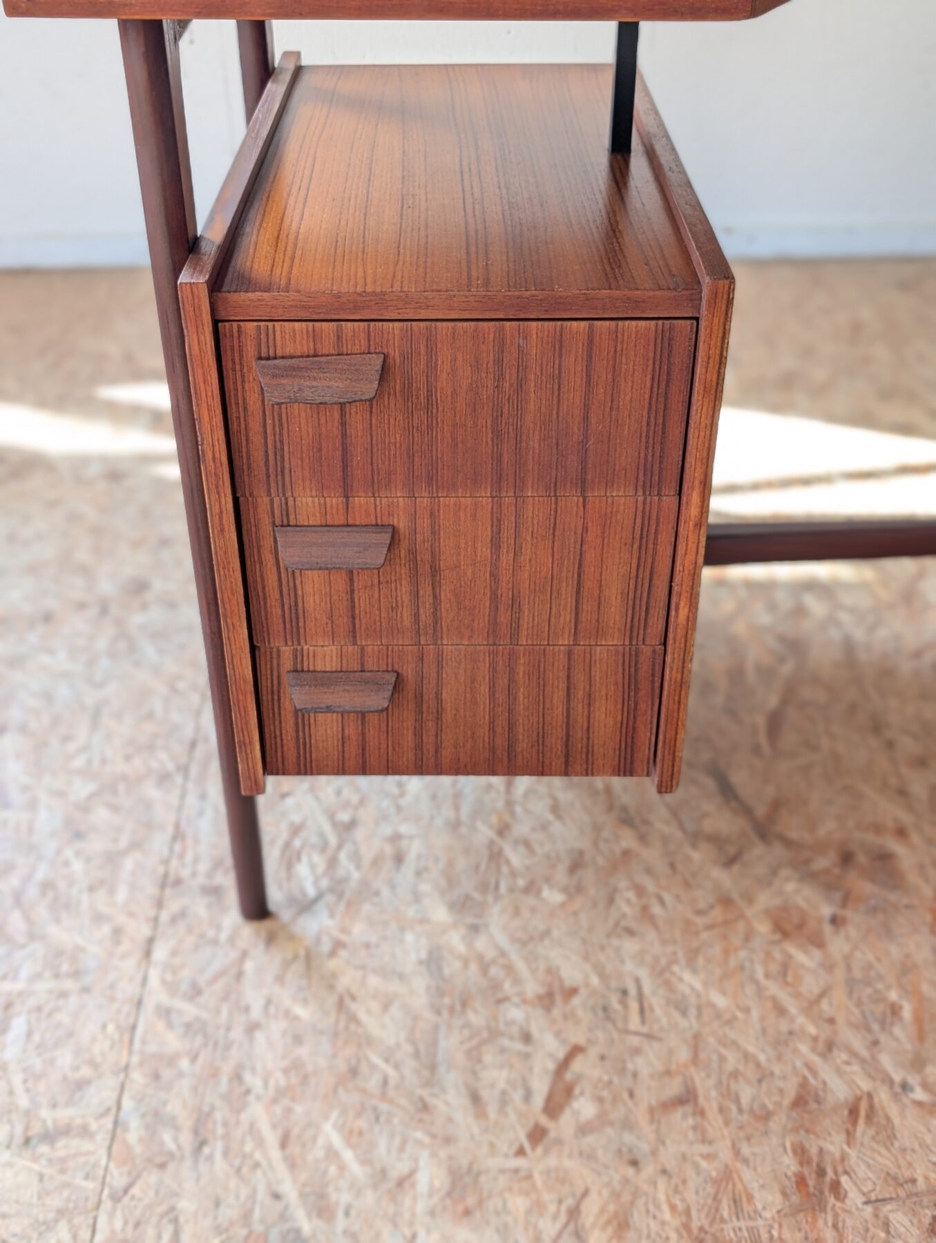 Bureau pieds compas double face années 60 – Image 9