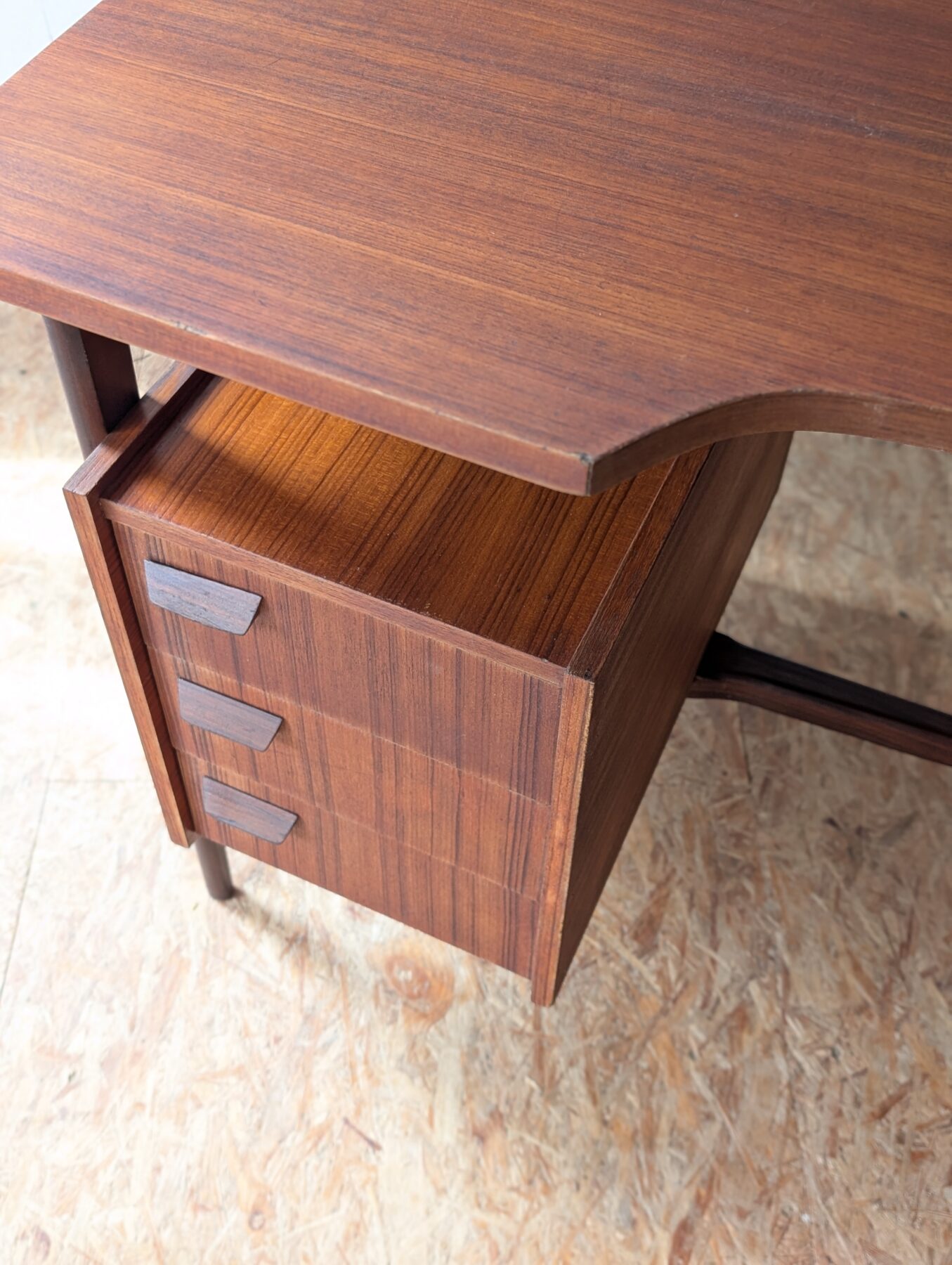 Bureau pieds compas double face années 60 – Image 11