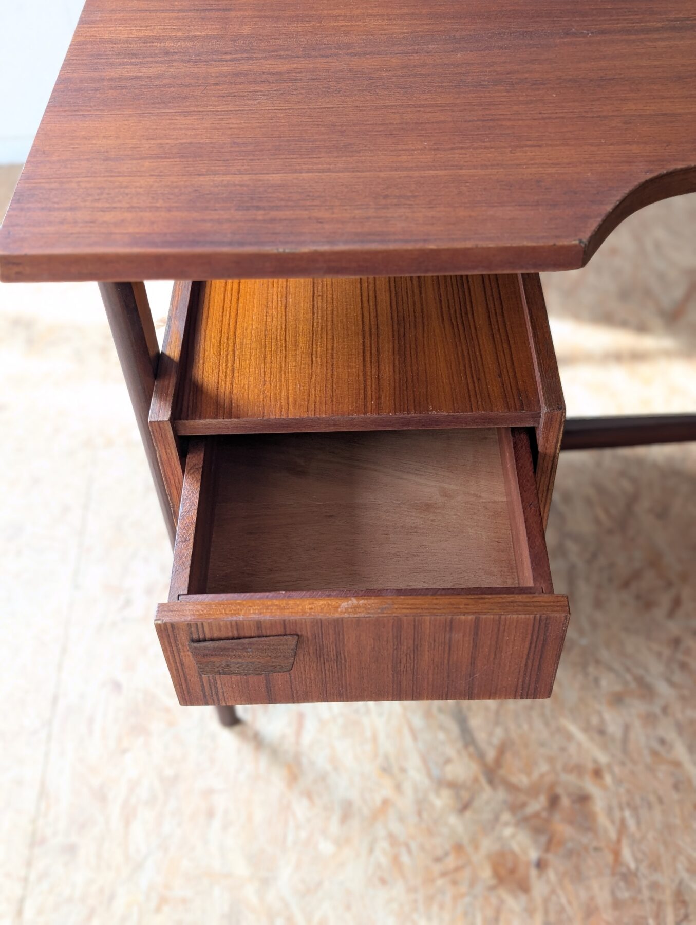 Bureau pieds compas double face années 60 – Image 12