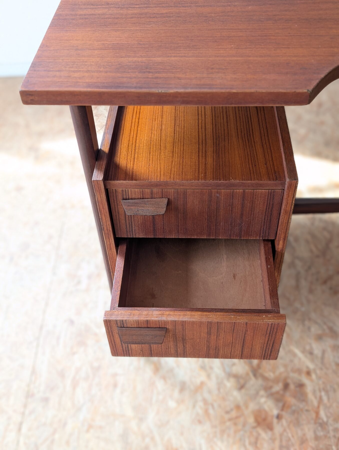 Bureau pieds compas double face années 60 – Image 13