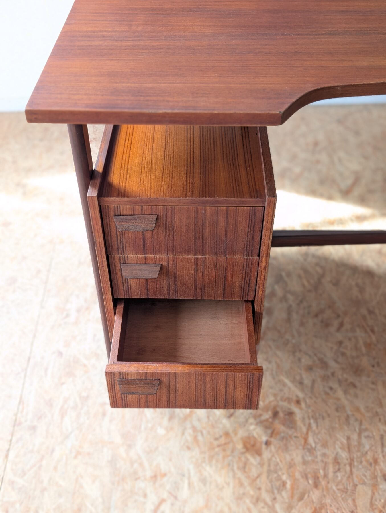Bureau pieds compas double face années 60 – Image 14