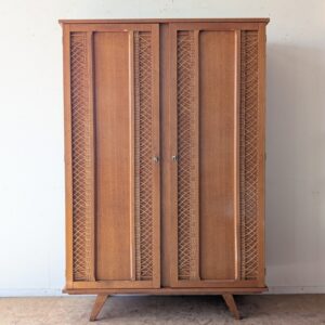 Armoire penderie chêne et rotin des années 60